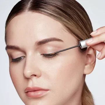 Крок 2:Один раз на день нанести тонкою лінією формулу RevitaLash® Advanced Eyelash Conditioner безпосередньо на вії, за 2 мм від лінії росту. Дочекатися висихання, перш ніж наносити інші косметичні засоби. Для найкращих результатів застосовувати щоденно.